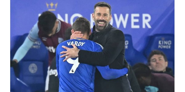 Jamie Vardy syleilee iloisesti uutta valmentajaa Ruud van Nistelrooijia
